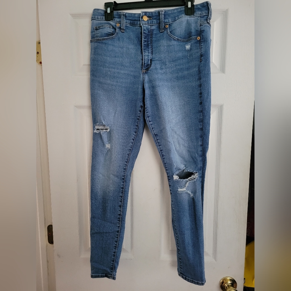 Universal Threads Lightwash High Rise Skinny Distressed Jeans
